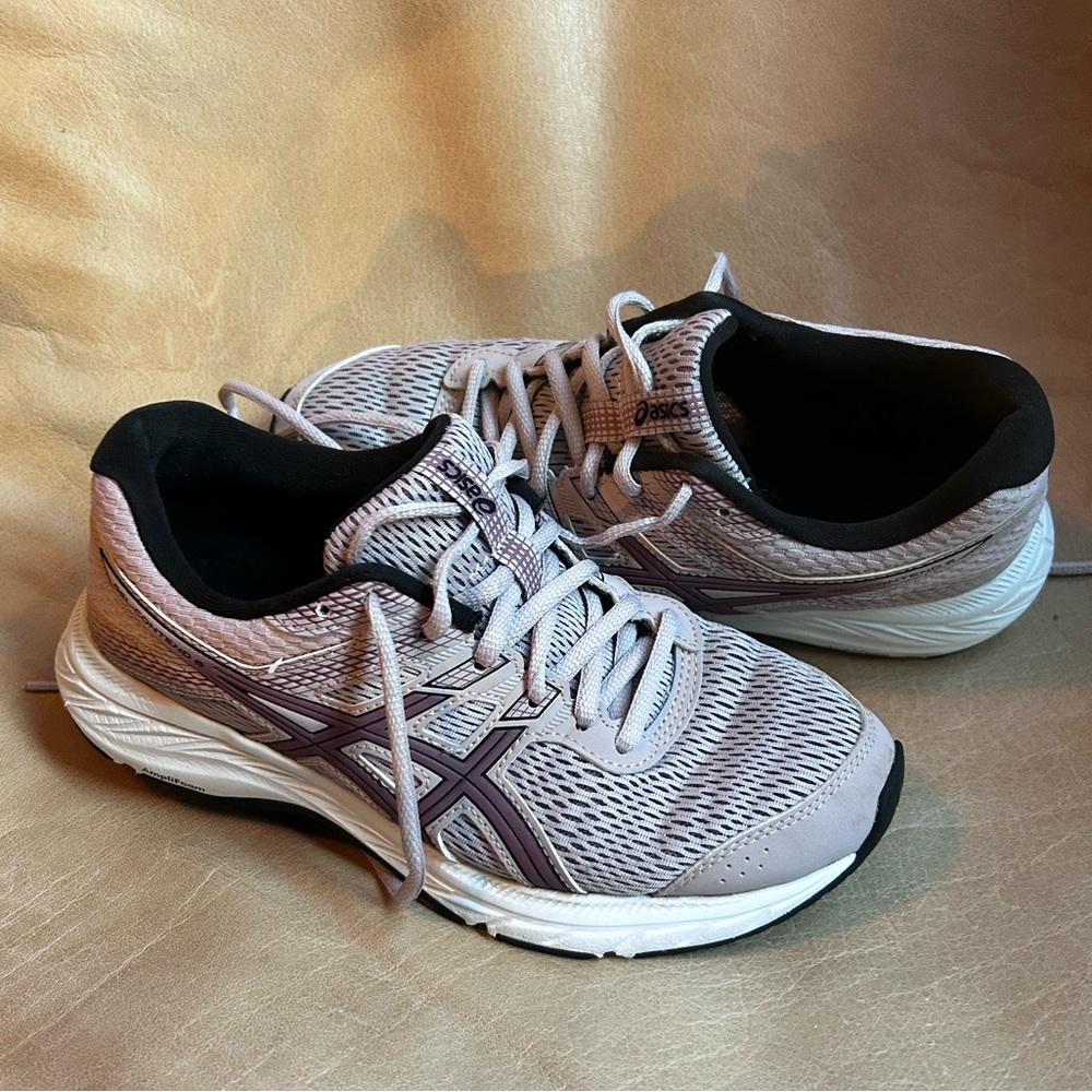 Lilac ASICS gel contend running shoe/sneakers